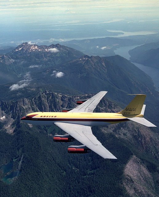 Boeings prototype 367-80, flyet Tex Johnston barrel rolled over Lake Washington