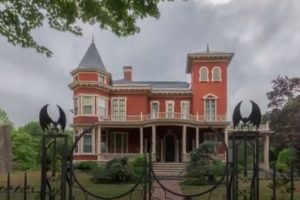 Stephen King’s House Is as Creepy as You’d Imagine: Do You Dare to Look?