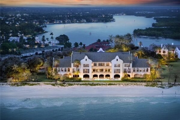 $210,000,000 : 100 Bay Rd, Naples, FL 34102